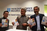     Surabaya (Antara Jatim) - Duta Besar Inggris untuk Indonesia, ASEAN dan Timor Leste Moazzam Malik (kanan) bersama Ketua Dewan Pembina British Council Sir Vernon Ellis (dua kiri) di sela peresmian Pusat Studi Bahasa Inggris yang berlokasi di Grand City Jalan Gubeng Pojok Surabaya, Senin (27/4). Keberadaan pusat studi ini sebagai bentuk mempererat hubungan antara Indonesia dan Inggris, khususnya di sektor pengembangan bahasa. Foto Fiqih Arfani/15/Chan.