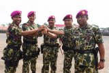 Surabaya (Antara Jatim) - Komandan Pasmar-1 Brigjen TNI (Mar) Kasirun Situmorang (tengah) bersama Kolonel Marinir Iwan Hermawan (Kanan), Kolonel Marinir Ludi Prastyono (kedua kanan), Letkol Marinir Freddy Ardianza (kedua kiri) dan Mayor Marinir Rivelson Saragih (kiri) melakukan salam komando usai upacara serah terima jabatan Komandan Resimen Bantuan Tempur-1 Marinir dan Komandan Batalyon Intai Amfibi-1 Marinir di Bhumi Marinir Karangpilang, Surabaya, Jawa Timur, Kamis (30/4). Posisi Komandan Menbanpur-1 Mar diserakan kepada Kolonel Marinir Ludi Prastyono menggantikan Kolonel Marinir Iwan Hermawan dan posisi Komandan Batalyon Intai Amfibi-1 Marinir diserahkan kepada Mayor Marinir Rivelson Saragih menggantikan Letkol Marinir Freddy Ardianza. foto Zabur Karuru/15/Chan.