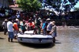 Pamekasan (Antara Jatim) - Tim SAR Gabungan dari unsur TNI, Polri, BPBD dan Syahbandar Branta, Kecamatan Tlanakan, Pamekasan, bersiap-siap melakukan pencarian nelayan hilang di Desa Padelegan, Kecamatan Pademawu, Rabu (1/4). Nelayan hilang itu bernama Sugik (25) warga Desa Padelegan, Pamekasan. Foto Dandim Letkol Arm Mawardi/Abdul Aziz/15/Chan.