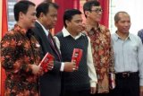 Jember (Antara Jatim) - Guru Besar Universitas Jember Prof Widodo Ekatjahyana (tengah) meluncurkan buku berjudul 