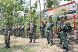 Tulungagung (Antara Jatim) -  Pangdam V/Brawijaya, Mayjen TNI Eko Wiratmoko (tiga dari kanan) saat meninjau langsung pelatihan pengamanan perbatasan wilayah RI di di Pos Tembalang Satgas Pamtas RI-Malaysia di Desa Oro-oro Ombo, Kecamatan Kalidawir, Tulungagung, Jawa Timur, Rabu (15/4). Pelatihan yang dilakukan selama 12 hari itu sebagai persiapan 350 anggota Yonif 521/Dadaha Yodha yang akan ditugaskan ke perbatasan RI-Malaysia di Kalimantan Barat selama 10 bulan, terhitung mulai Mei 2015. (FOTO Destyan Sujarwoko/15/edy)