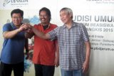 Jember (Antara Jatim) - Mantan pemain bulutangkis nasional Christian Hadinata (kanan) dengan Program Director Bakti Olahraga Djarum Foundation Yoppy Rosimin (kiri) dalam jumpa pers di Jember, Rabu (22/4) sore. Audisi Umum Djarum Beasiswa Bulu Tangkis 2015 akan digelar di GOR PKPSO Jember pada 6-9 Mei 2015. Foto Zumrotun Solichah/15/Chan.

