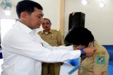 <br />
<br />
Simalungun, 21/4 - SEMATKAN TANDA PESERTA. Bupati Simalungun, Jopinus Ramli Saragih menyematkan tanda peserta pelatihan peningkatan kapasitas guru MIPA dan TIK tingkat SMA/SMK, di Auditorium Universitas Efarina Pamatang Raya, Selasa. Pelatihan yang dilaksanakan Dinas Pendidikan Simalungun ini diikuti 276 guru dari 48 sekolah, dalam dua tahapan. (Foto Antarasumut/Waristo)