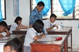 <br />
<br />
Simalungun, 13/4 - TINJAU UN. Bupati Simalungun, Jopinus Ramli Saragih memerhatikan pelajar SMA Negeri 1 Raya berusaha menyelesaikan naskah soal UN pada hari pertama, Senin. Bupati dan Forum Komunikasi Pimpinan Daerah meninjau pelaksanaan UN di sejumlah sekolah yang diikuti 9.592 pelajar, dan 50 di antaranya tidak hadir dengan berbagai sebab. (Foto Antarasumut/Waristo)