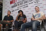 Malangm (Antara Jatim) - Personel grup band Gugun Blues Shelter (dari kiri ke kanan), Bowie, Gugun dan Jono berfoto bersama saat jumpa fans di Kopitiam, Malang, Jawa Timur, Jumat (10/4). Grup band tersebut akan menggelar konser tunggal perdana album 