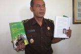 Kediri (Antara Jatim) - Kepala Seksi Intelijen Kejari Kota Kediri Dody Boedy Rahardjo menunjukkan buku pelajaran agama Islam yang di dalamnya juga memuat materi Islam radikal di kantor Kejari Kediri, Jawa Timur, Kamis (16/4). Buku-buku itu diamankan, sebab dikhawatirkan bisa menimbulkan keresahan. FOTO Asmaul Chusna/15/Chan.