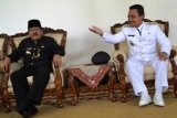     Surabaya (Antara Jatim) - Gubernur Jatim Soekarwo (kiri) bersama Bupati Lumajang As'at Malik (kanan) di Gedung Negara Grahadi, Jalan Gubernur Suryo Surabaya, Rabu (1/4). Sesuai Keputusan Menteri Dalam Negeri RI Nomor: 131.35-686 Tahun 2015 tentang Pengangkatan Bupati dan Pemberhentian Wakil Bupati Lumajang Provinsi Jawa Timur, As'at Malik resmi menjabat bupati hingga masa periode 2018. FOTO Fiqih Arfani/15/Chan.