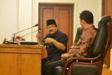     Surabaya (Antara Jatim) - Gubernur Jawa Timur Soekarwo (kiri) bersama Ketua Badan Anggaran DPR RI Ahmadi Noor Supit (kanan) saat menggelar pertemuan di Gedung Negara Grahadi, Jalan Gubernur Suryo Surabaya, Jawa Timur, Selasa (21/4). Pertemuan yang diikuti anggota Banggar DPR RI, sejumlah Kepala SKPD Pemprov Jatim dan Wakil Bupati se-Jatim tersebut membahas dana alokasi khusus insfrastruktur di Jatim. Foto Fiqih Arfani/15/SHP
