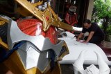 Jombang (Antara Jatim) - Oppy Oktopriono membuat kostum Cosplay tokoh anime dan game di Kelurahan Kaliwungu, Jombang, Jawa Timur, Rabu (29/4). Kostum Cosplay dari bahan busa hati atau eva foam baik armor lengkap maupun semi armor tokoh anime dan game memakan waktu 2 minggu sampai 6 minggu tergantung tingkat kerumitan,dan detail kostum. Untuk Harga bervariatif mulai Rp500 ribu sampai Rp2 juta tergantung dengan tingkat kerumitan.foto Syaiful Arif/15/Chan.