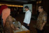 Surabaya (Antara Jatim) - Menteri Pendayagunaan Aparatur Negara dan Reformasi Birokrasi (PANRB), Yuddy Chrisnandi (tengah) didampingin Gubernur Jatim, Soekarwo (kanan) berbincang dengan peserta, Pra Evaluasi Penerapan Sistem Akuntabilitas Kinerja Instansi Pemerintah (Sakip) Satuan Kerja Perangkat Derah di lingkungan Penprov Jawa Timur 2015, di Surabaya, Kamis (9/4). Kegiatan tersebut dihadiri Bupati/Walikota dan Kepala Dinas Kabupaten/Kota se-Jawa Timur. 
(Foto Saiful Bahri/15/edy)