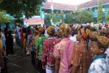 Bojonegoro (Antara Jatim) - Sejumlah siswa SMPN 5 Bojonegoro, Jawa Timur, berbaris mengikuti upacara memperingati Hari Kartini dengan berpakaian kebaya dan batik lengkap dengan blangkon, Selasa (21/4). Sekolah setempat mewajibkan para siswanya mengenakan busana tradisional, dengan tujuan untuk mengenang perjualan RA Kartini dan cinta Tanah Air. foto Slamet Agus/15/Chan. Sudarmojo. 