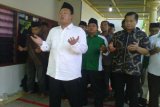 Bangkalan (Antara Jatim) - Kepala Badan Nasional Penempatan dan Perlindungan Tenaga Kerja Indonesia (BNP2TKI) Nusron Wahid (baju putih), Rabu (15/4)  memimpin shalat jenazah di rumah keluarga Siti Zaenab, TKI yang dieksekusi mati di Arab Saudi karena kasus pembunuhan. TKI Zaenab dieksekusi mati Selasa (14/4) sekitar pukul 10.00 waktu setempat. Foto Abd Aziz/15/Chan.