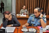 Menteri Kelautan dan Perikanan Susi Pudjiastuti (kiri) berdiskusi dengan Kepala Staf Angkatan Laut (KSAL) Laksmana TNI Ade Supandi (kanan) saat rapat terbatas membahas sektor perikanan di Kantor Kepresidenan, Jakarta, Senin (13/4). Sebelumnya nelayan Jateng dan sekitarnya mengeluhkan kebijakan Menteri Susi yang melarang menggunakan cantrang (alat untuk menangkap ikan tanpa pemberat) mulai bulan September, karena merusak kelestarian biota laut. ANTARA FOTO/Yudhi Mahatma/pras/15.