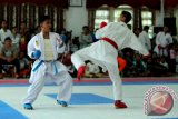 Dua atlet bertanding di nomor Kumite Sirkuit Karate Senior Kalsel 2015 seri IV di aula Saraba Sanggam Banjarmasin, Jumat (1/5). FORKI Kalsel menggelar Sirkuit Karate 6 seri untuk menjaring 16 atlet yang akan memperkuat tim ke kualifikasi Pra PON pada Oktober 2015 di Medan. Foto Antaranews Kalsel/Herry Murdy Hermawan