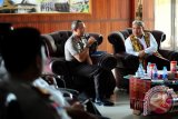 Kapolda Kalbar, Brigjen (Pol) Arief Sulistyanto (kiri) bersama Ketua Harian Dewan Adat Dayak (DAD) Kalbar, Yakobus Kumis (kanan) berbicara saat pertemuan di Mapolda Kalbar, Kamis (30/4). Dalam pertemuan tersebut, DAD Kalbar menyampaikan laporan kepada Kapolda Kalbar bahwa saat ini masih ada oknum petugas kepolisian yang diduga terlibat dalam praktik Penambangan Emas Tanpa Ijin (PETI) di Kabupaten Bengkayang, Kalbar. ANTARA FOTO/Jessica Helena Wuysang/15
