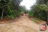 Tanjung, 2/5 - Desa Burum Kecamatan Bintang Ara Kabupaten Tabalong menjadi lokasi TNI Manunggal Membangun Desa (TMMD) yang dilaksanakan jajaran Kodim 1008 /Tanjung. Kegiatan perbaikan jalan Desa Burum hingga kampung Kuwari ini diharapkan bisa meningkatkan kesejahteraan masyarakat setempat.Foto:Antara/Herlina Lasmianti