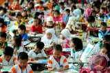 Ratusan siswa TK dan PAUD mengikuti lomba mewarna memperingati Hari Pendidikan Nasional 2015 yang diselenggarakan PWI Kalsel dan Disdik di aula Saraba Sanggam Banjarmasin, Sabtu (2/5). Sekitar 300 siswa TK dan PAUD se kota Banjarmasin berpartisipasi dalam kegiatan ini. Foto Antaranews Kalsel/Herry Murdy Hermawan