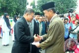 Gubernur Kalsel Rydy Arifin memberikan bantuan kepada Rrktor Universitas Lambung Mangkurat Sutarto Hadi pada peringatan Hari Pendidikan Nasional di halaman Kantor Gubernur Kalsel di Banjarmasin, Sabtu (2/5). Pemprov Kalsel memberikan bantuam sebesar 10,935 miliar kepada beberapa lembaga pendidikan dan 35 miliar untuk pembangunan gedung pascasarjana Universitas Lambung Mangkurat. Foto Antaranews Kalsel/Herry Murdy Hermawan