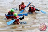 Dua peserta memacu perahu galonnya menuju garis finish saat Galon Rafting Competition 2015 yang digelar Mapala Universitas Islam Kalimantan di Sungai Martapura Banjarmasin, Minggu (3/5). Sebanyak 27 Mapala Perguruan Tinggi di Kalimantan turut berpartisipasi dalam kompetisi regional yang didukung Komunitas Pena Hijau Indonesia Kalimantan Selatan ini. Foto Antaranews Kalsel/Herry Murdy Hermawan