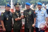 Panglima TNI Jenderal TNI Moeldoko (kedua kiri) melakukan salam komando dengan Komandan Polisi Militer TNI Mayjen TNI Maliki Mift (kedua kanan) didampingi jajaran POM TNI disela peresmian organisasi Polisi Militer (POM) TNI di Mabes TNI, Cilangkap, Jakarta Timur, Senin (4/5). Peresmian organisasi POM TNI tersebut menjadi bagian dari restrukturisasi penguatan sistem TNI, khususnya dalam aspek penguatan suprastruktur pembinaan dan penegakan disiplin, hukum, dan tata tertib di lingkungan TNI. ANTARA FOTO/Indrianto Eko Suwarso/wdy/15.