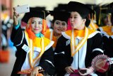 Tiga wisudawati berfoto bersama saat mengikuti upacara wisuda Program Sarjana dan Magister Universitas Tanjungpura, di Rektorat Untan, Pontianak, Kamis (30/4). Untuk periode III tahun akademik 2014/2015, Universitas Tanjungpura meluluskan 1.057 wisudawan yang terdiri dari 7 wisudawan program Diploma (D3), 933 wisudawan program Sarjana dan 117 wisudawan Magister. ANTARA FOTO/Jessica Helena Wuysang/15