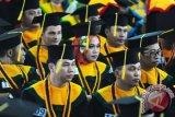 Sejumlah wisudawan mengikuti upacara wisuda Program Sarjana dan Magister Universitas Tanjungpura, di Rektorat Untan, Pontianak, Kamis (30/4). Untuk periode III tahun akademik 2014/2015, Universitas Tanjungpura meluluskan 1.057 wisudawan yang terdiri dari 7 wisudawan program Diploma (D3), 933 wisudawan program Sarjana dan 117 wisudawan Magister. ANTARA FOTO/Jessica Helena Wuysang/15
