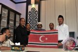 Ketua Komisi I DPRA, Abdullah Saleh (kanan) menerima  bendera bulan bintang dari Ketua Yayasan Advokasi Rakyat Aceh (kiri), Safaruddin  di  ruangan Komisi-I DPRA, Banda Aceh, Senin (4/5). Penyerahan bendera bulan bintang itu berakhir rusuh ketika ketua Komisi-I DPRA, Muhammad Saleh bersama Ketua Yayasan Advokasi Rakyat Aceh (YARA), Safaruddiin berupaya mengibarkan bendera tersebut, namun dilarang oleh Sekretaris DPRA, Muhammad Zein. ANTARAACEH.COM/Ampelsa/15
