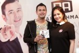 Presenter Raffi Ahmad menunjukan album perdananya bersama istrinya Nagita Slavina yang bertajuk Kamulah Takdirku di Jakarta, Senin (4/5). Album yang berisi 12 lagu dengan genre Romantic Pop tersebut menampilkan sejumlah lagu 'recycle' seperti Jika, Air dan Api, Terbaik Untukmu dan lagu duet bersama istrinya Nagita Slavina yang berjudul Kamulah Takdirku. ANTARA FOTO/Muhammad Adimaja/Rei/nz/15.