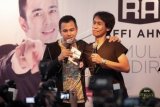 Presenter Raffi Ahmad (kiri) bersama Gitaris Sheila On 7 Eross (kanan) tampil pada peluncuran album perdana Raffi Ahmad yang bertajuk Kamulah Takdirku di Jakarta, Senin (4/5). Album yang berisi 12 lagu dengan genre Romantic Pop tersebut menampilkan sejumlah lagu 'recycle' seperti Jika, Air dan Api, Terbaik Untukmu dan lagu duet bersama istrinya Nagita Slavina yang berjudul Kamulah Takdirku. ANTARA FOTO/Muhammad Adimaja/Rei/nz/15.