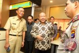 Gubernur Rudy Ariffin, Kepala Kejaksaan Tinggi Eko Pudji Basuki dan Kapolda Brigjen Pol Machfud Arifin meninjau kantor Pengacara Negara di Kejati Kalsel, Rabu (6/5). Kerjasama Pemprov Kalsel dan Kejari meliputi bantuan hukum, pertimbangan hukum dan tindakan hukum melalui kantor pengacara negara. Foto Antaranews Kalsel/Herry Murdy Hermawan