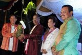 Walikota Ambon Richard Louhenapessy (kedua kiri) menerima cinderamata dari Walikota Manado GS Vicky Lumentut (kiri) saat jamuan makan malam Rapat Kerja Nasional (Rakernas) Asosiasi Pemerintah Kota Seluruh Indonesia (APEKSI), di Ambon, Maluku, Selasa (5/5) malam. Rakernas APEKSI akan berlangsung hingga Minggu (10/5). ANTARA FOTO/Izaac Mulyawan/Koz/ama/15.