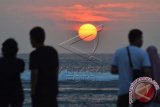 Sejumlah wisatawan menyaksikan matahari terbit (sunrise) di Pantai Sanur, Bali, Rabu (6/5). Panorama matahari terbit yang indah menjadi daya tarik wisatawan yang berkunjung ke Pantai Sanur pada pagi hari. ANTARA FOTO/Fikri Yusuf/wdy/15.