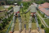 Dua prajurit Intai Amfibi-1 Marinir TNI AL meluncur dengan tali (rappeling) ketika latihan dari tower di Markas Batalyon Intai Amfibi-1, Bhumi Marinir, Karangpilang, Surabaya, Jawa Timur, Selasa (5/5). Latihan tersebut untuk mengasah kemampuan tempur di tiga media atau Trimedia (darat, laut dan udara) sebagai pasukan khusus Korps Marinir TNI AL demi menjaga keutuhan NKRI. ANTARA FOTO/M Risyal Hidayat/ed/pd/15