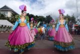 Sejumlah seniman asal Kota Tangerang Selatan menampilkan kreasi busana unik dalam Karnaval Budaya di Lapangan Merdeka Ambon, Maluku, Rabu (6/5). Karnaval dalam rangka pembukaan pameran Inconesia City Expo (ICE) 2015, yang akan berlangsung sampai Minggu (10/5) ini, diikuti perwakilan dari 98 kota yang ada di Indonesia, menampilkan produk unggulan masing-masing kota. ANTARA FOTO/Embong Salampessy/ss/nz/15.