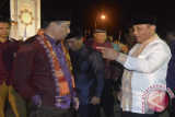 Gubernur Gorontalo Rusli Habibie dan Bupati Bonbol Hamim Pou di sela-sela STQ dan pameran expo HUT Kabupaten Bonbol ke-12 di Alun-alun, Suwawa, Rabu malam.