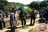 Tanjung, 8/5 - Pangdam VI/Mulawarman Mayjen TNI Benny Indra Pujihastono bersama Gubernur Kalsel, Rudy Arifin meninjau lokasi TNI Manunggal Membangun Desa (TMMD) ke-94 di SMP Negeri 2 Haruai Kabupaten Tabalong. Dandim 1008/Tanjung, Letkol Inf Rudy Saladin menjelaskan rehab ruang keterampilan, UKS dan WC di SMP Negeri 2 Haruai merupakan sasaran tambahan kegiatan TMMD di Kecamatan Bintang Ara.Foto:Antara//Herlina Lasmianti