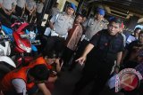 Kapolda Kalsel Brigjen Pol Machfud Ariffin memeriksa tersangka narkoba yang tertangkap saat Operasi Jaran Intan 2015 di halaman Mapolda Kalsel, jumat (8/5). Periode Januari - April 2015 jumlah kasus narkoba di kalimantan Selatan mencapai 673 dengan 700 lebih tersangka. Foto Antaranews Kalsel/Herry Murdy Hermawan