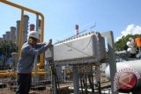 Seorang operator mengecek stasiun meter PT. Pertamina Gas (Pertagas) di area Pembangkit Jawa Bali (PJB) Gresik, Jawa Timur, Jumat (8/5). PLTGU Gresik yang berkapasitas 2200 MW tersebut menggunakan pipa Pertagas untuk mengalirkan gas dari sumber (wellhead) bagi kebutuhan energi pembangkitnya. ANTARA FOTO/M Risyal Hidayat/wdy/15.