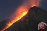 Gunung api Karangetang memuntahkan lava pijar di Siau kepuluan Sitaro, Sulawesi Utara, Senin (11/5) dini hari. Gunung api yang masih berstatus siaga level tiga itu terus mengeluarkan guguran lava mencapai kurang lebih 500 meter dari kawah dengan kegempaan fluktuatif sejak bulan lalu. ANTARA FOTO/Fiqman Sunandar/wdy/15.