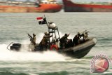 Sejumlah personel Komando Pasukan Katak (Kopaska) TNI AL beraksi dalam latihan pembebasan sandera dan penanganan teroris bersandi 