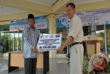 Bupati Balangan H Sefek Effendie secara simbolis menerima bantuan untuk pendidikan dan kesehatan yang diserahkan Akhmad Rizaq Fuadi, Deputy General Manager PT Saptaindra Sejati (SIS) dari CSR Adaro Gruop di Paringin, Sabtu (9/5). 