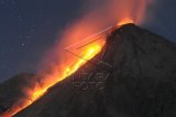 Gunung api Karangetang memuntahkan lava pijar di Siau kepuluan Sitaro, Sulawesi Utara, Senin (11/5) dini hari. Gunung api yang masih berstatus siaga level tiga itu terus mengeluarkan guguran lava mencapai kurang lebih 500 meter dari kawah dengan kegempaan fluktuatif sejak bulan lalu. ANTARA FOTO/Fiqman Sunandar/Rei/nz/15.