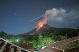 Gunung api Karangetang memuntahkan lava pijar di Siau kepuluan Sitaro, Sulawesi Utara, Senin (11/5) dini hari. Gunung api yang masih berstatus siaga level tiga itu terus mengeluarkan guguran lava mencapai kurang lebih 500 meter dari kawah dengan kegempaan fluktuatif sejak bulan lalu. ANTARA FOTO/Fiqman Sunandar/Rei/nz/15.