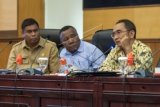 Wakil Ketua Komisi Pemberantasan Korupsi (KPK) Adnan Pandu Praja (kanan), didampingi Kepala Dinas (Kadis) Kelautan dan Perikanan Provinsi Papua Frengky Wally (tengah), serta Kadis Kelautan dan Perikanan Provinsi Maluku Romelus Far-Far (kiri), memberikan arahan pada kegiatan sosialisasi Gerakan Nasional Penyelamatan Sumber Daya Alam (SDA) Indonesia Sektor Kelautan di Ambon, Maluku, Selasa (12/5). Menurut Adnan Pandu Praja lewat kegiatan Gerakan Nasional Penyelamatan SDA ini, para peserta yang berasal dari Provinsi Maluku, Papua dan Papua Barat sama-sama menyepakati rencana aksi untuk mengambil kembali hak-hak masyarakat yang selama ini dicuri orang jahat yang menggerogoti kekayaan Indonesia. ANTARA FOTO/Embong Salampessy/ss/pd/15.