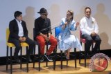 Penyanyi Rossa (ketiga kanan) saat menghadiri konferensi pers jelang konsernya bertajuk 'Malam Keajaiban Cinta' di Pitching Center Kuala Lumpur, Kuala Lumpur, Malaysia, Selasa (12/5).Rossa merupakan penyanyi wanita Indonesia pertama membuat konser berskala besar pada 22 dan 23 Mei mendatang di Istana Budaya Kuala Lumpur. ANTARA FOTO/Rafiuddin Abdul Rahman/wdy/15