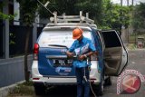 Petugas lapangan PLN Kota Bogor, Jawa Barat sedang memasang sabuk pengaman dan pelindung kepala sebelum memanjat tiang listrik untuk memperbaiki jaringan aliran listrik yang rusak, atas pengaduan masyarakat, di Kelurahan Mentang Asri, Kec.Bogor Barat, Kota Bogor, Jawa Barat. (ANTARA FOTO/M.Tohamaksun).
