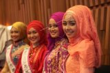 Sejumlah peserta Puteri Muslimah Indonesia 2015 hadir dalam konfrensi pers Jelang Malam Puncak Puteri Muslimah Indonesia 2015 di Jakarta, Senin (11/5). Ajang kontes kecantikan yang diikuti oleh 25 peserta dari seluruh Indonesia tersebut akan berlangsung di Emtek city, Daan Mogot, Jakarta, Rabu (13/5). ANTARA FOTO/Muhammad Adimaja/ed/pd/15