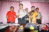 Kapolsek Pondok Aren Kompol Bachtiar Alponso (kedua kiri) memperlihatkan barang bukti senjata airsoft gun yang diamankan dari seorang Polisi gadungan berpangkat AKP di Mako Polsek Pondok Aren, Tangerang Selatan, Banten, Selasa (12/5). Unit Reskrim Polsek Pondok Aren menangkap polisi gadungan berinisial HF dengan barang bukti lima pucuk pistol dan satu laras panjang senjata airsoft gun, KTA Polisi serta seragam dan atribut kepolisian lainnya. (ANTARA FOTO/Arie Wahyudi)