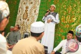 Ustad Hasanudin Al Banjari memberikan tausyiah yang di hadiri Bupati Banjar Pangeran Khairul Saleh di Masjid Jami Nuruddin Kelayan A Banjarmasin, Selasa (12/5). Pangeran Khairul Saleh menjadi salah sat bakal calon Gubernur Kalsel pada Pilkada 2015 mendatang. Foto Antaranews Kalsel/Herry Murdy Hermawan