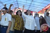 Menko Pembangunan Manusia dan Kebudayaan Puan Maharani (tengah) bersama Menteri Kesehatan Nilla F. Moeloek (ketiga kiri) dan Mensos Khofifah Indar Parawansa (ketiga kanan) memperlihatkan Kartu Indonesia Sehat (KIS), Kartu Indonesia Pintar dan Kartu Keluarga Sejahtera (KKS) ketika pembagian kepada masyarakat di Penjaringan, Jakarta, Rabu (13/5). Dalam pembagian KIS, KIP dan KKS itu Puan Maharani berharap masyarakat menggunakan ketiga kartu tersebut untuk meningkatkan kualitas hidup, kesehatan serta pendidikan. ANTARA FOTO/Wahyu Putro A/wdy/15